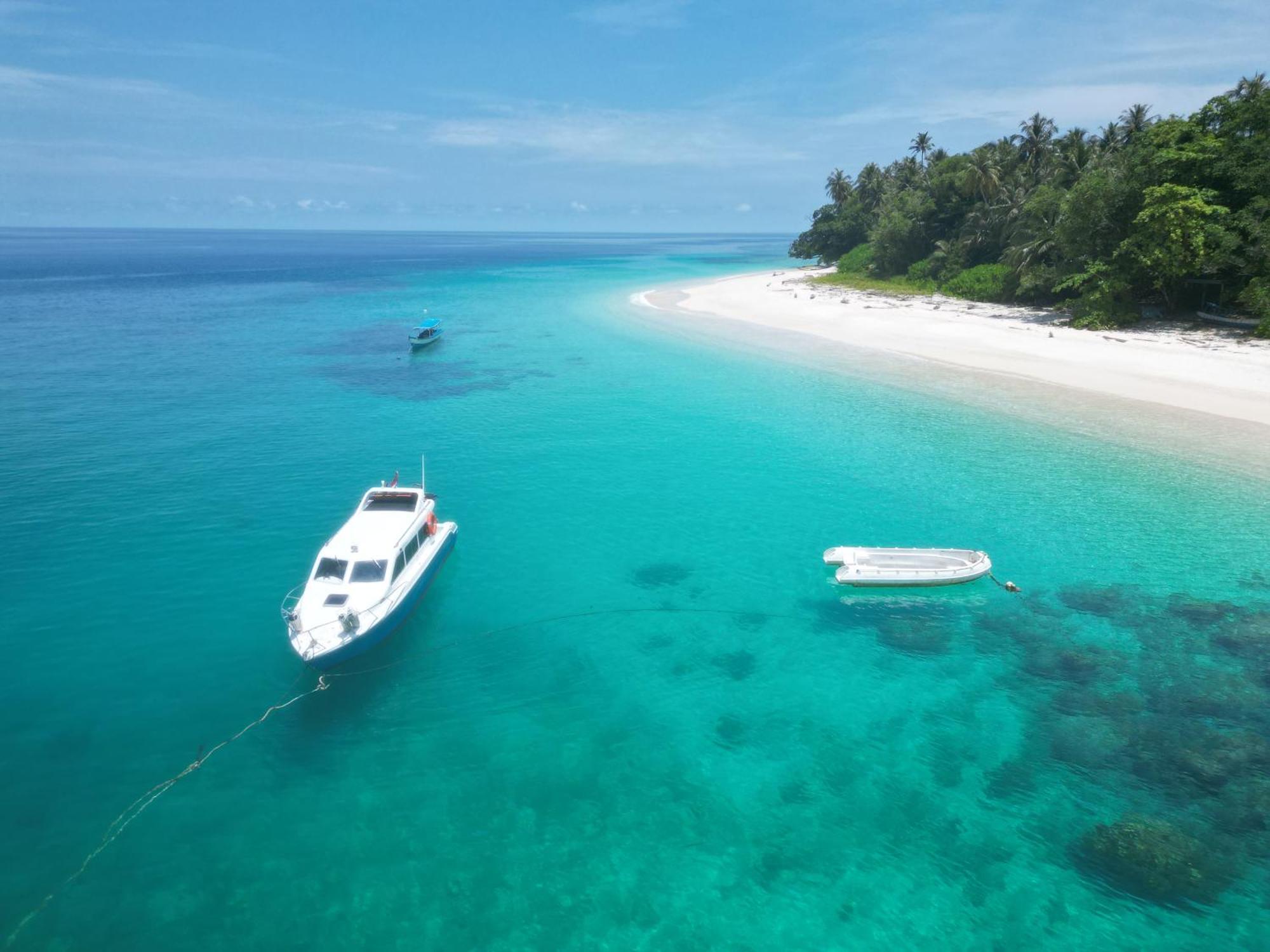 Pinang Island - Private Island Sea View Bungalows Singkil  外观 照片